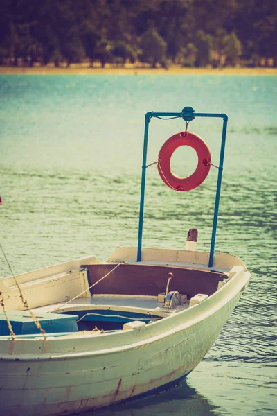 Маленькая лодка на морской воде — стоковое фото