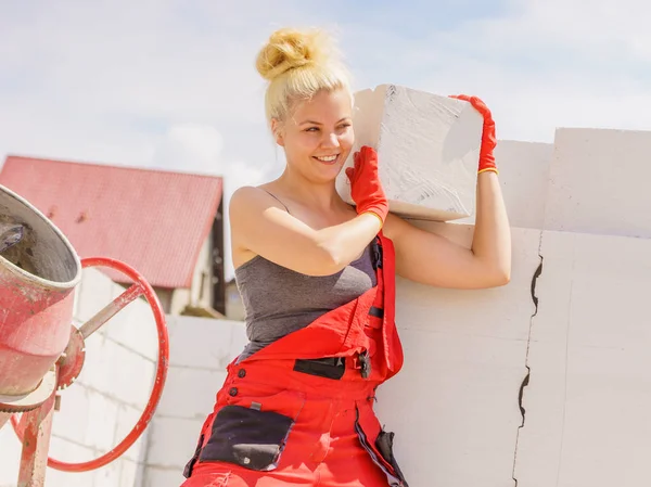 Vrouw die met airbricks werkt — Stockfoto