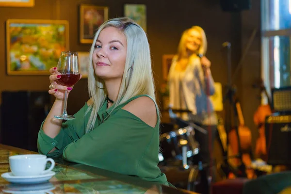 Dziewczyna ze szkłem alkoholowym w klubie pubowym — Zdjęcie stockowe