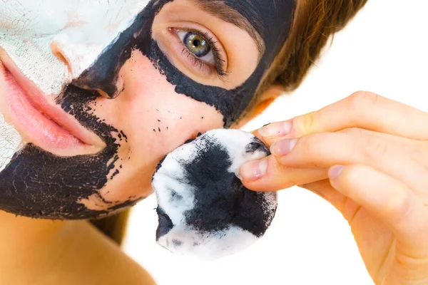 Menina remover máscara de lama branca preta do rosto — Fotografia de Stock