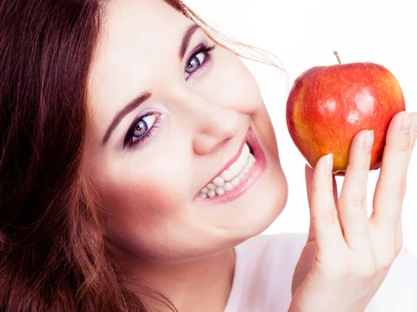 Kobieta trzyma jabłko blisko twarzy, na białym tle — Zdjęcie stockowe