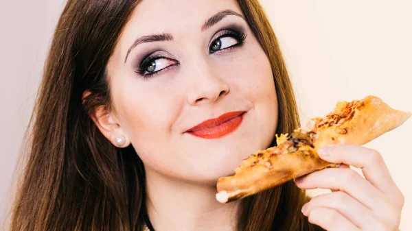 女性食べる熱いピザのスライス — ストック写真