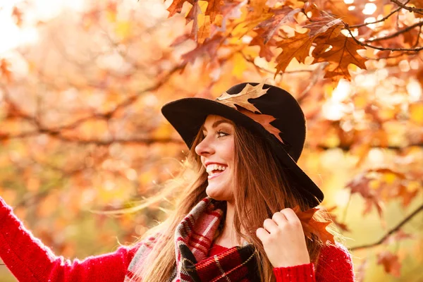 Kvinnan promenader i parken under hösten — Stockfoto