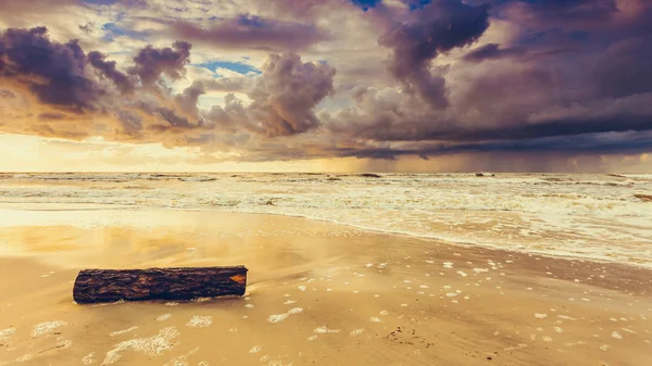 Beatiful sunset with clouds over sea and beach — Stock Photo, Image