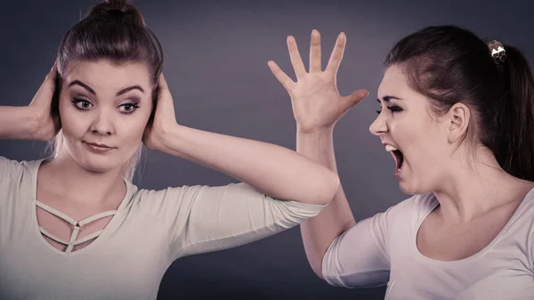 Duas mulheres tendo discutido — Fotografia de Stock