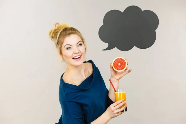 Šťastná žena držící Čerstvý pomerančový džus — Stock fotografie
