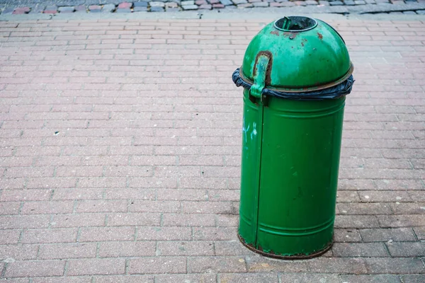 Zielony kosz na śmieci lub kosz na śmieci na ulicy — Zdjęcie stockowe