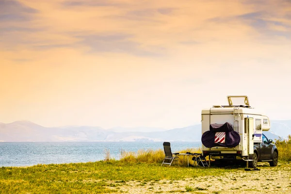 Camper auto op strand. Reizen — Stockfoto
