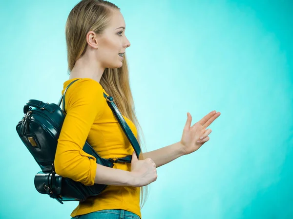 Junge Frau geht zur Schule — Stockfoto