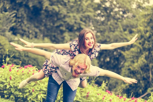 Glückliches Paar spielt im Park — Stockfoto