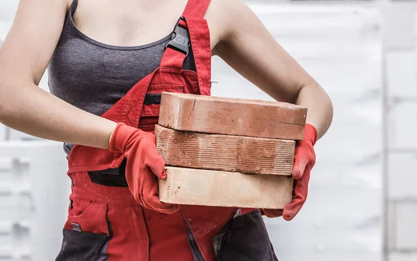 Vrouw die werkt met bakstenen — Stockfoto