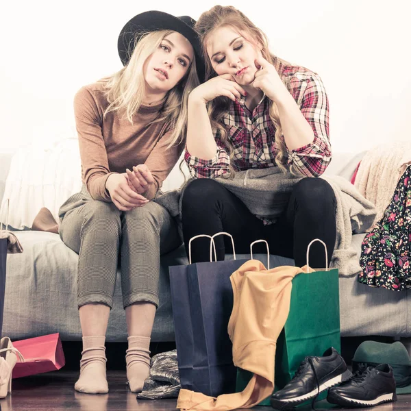 Δύο βαριεστημένοι γυναίκες δίπλα σε σακούλες για ψώνια — Φωτογραφία Αρχείου