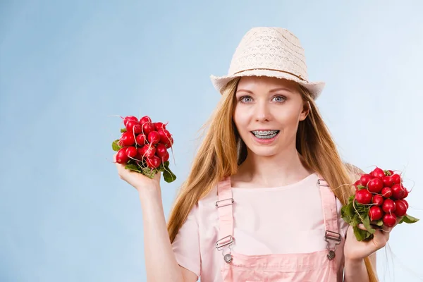 Mujer feliz dando rábano — Foto de Stock