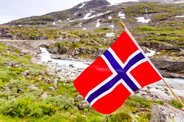 Bandera noruega y autocaravana en las montañas — Foto de Stock