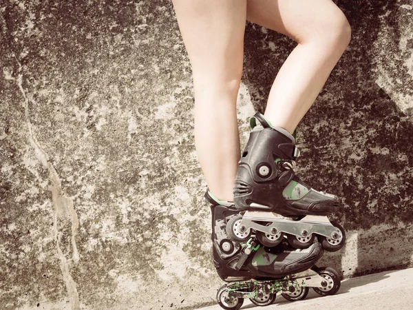 Mulher vestindo patins — Fotografia de Stock