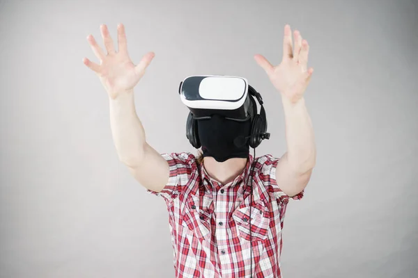 Gamer homem vestindo VR — Fotografia de Stock