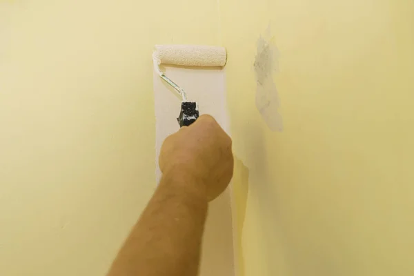 Hand toepassen van verf op muur — Stockfoto