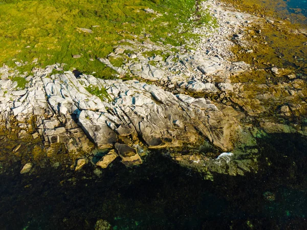 空撮。水と岩 — ストック写真