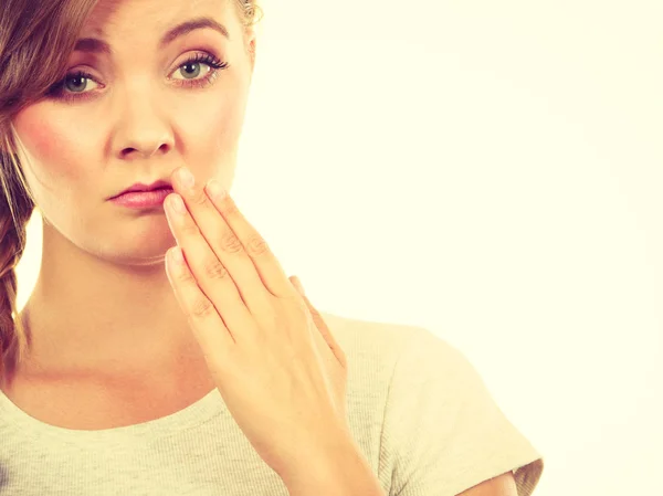 Verärgerte Teenagerin mit Hand an den Lippen — Stockfoto