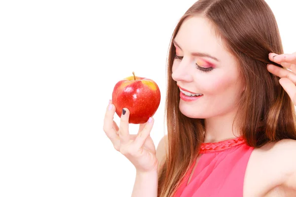 Mujer encantadora chica colorido maquillaje sostiene fruta de manzana — Foto de Stock