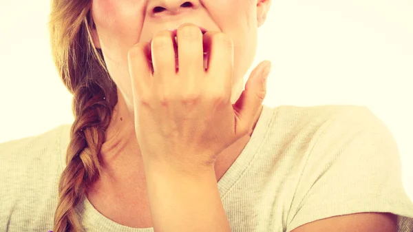 Mujer asustada y estresada mordiéndose las uñas — Foto de Stock