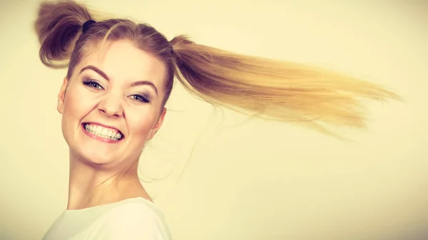 Счастливая блондинка с хвостиками — стоковое фото
