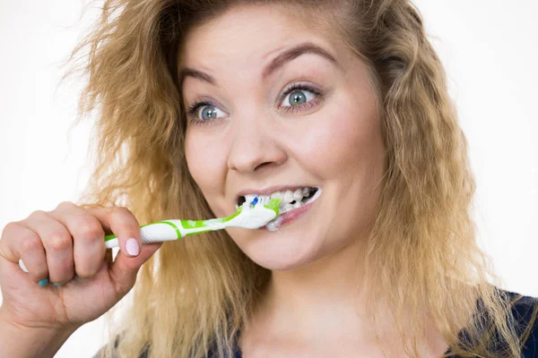 Woman brushing cleaning teeth — Stock Photo, Image