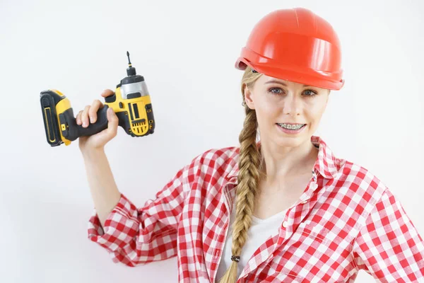 Frau trägt Helm mit Bohrmaschine — Stockfoto