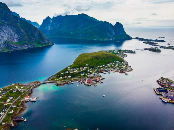 Στα φιόρδ και τα βουνά το τοπίο. Νορβηγία νησιά Lofoten — Φωτογραφία Αρχείου