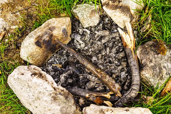 Caminetto in pietra all'aperto. Falò . — Foto Stock