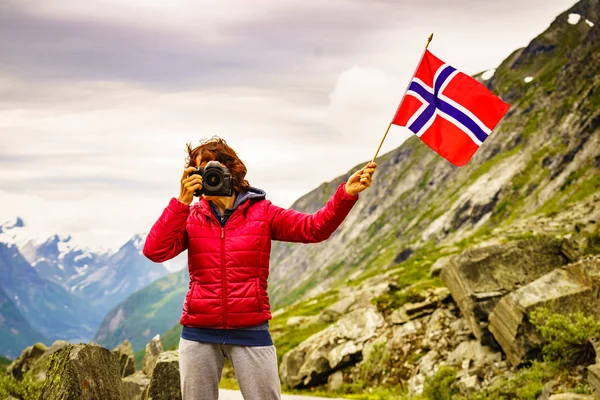 Toerist nemen foto in Bergen Noorwegen. — Stockfoto