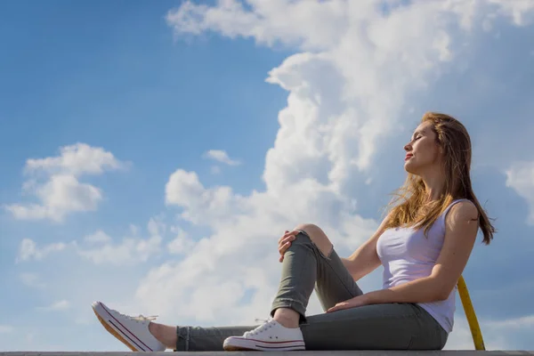 Pantolon ve spor ayakkabı giyen kız açık havada dinlenmek — Stok fotoğraf