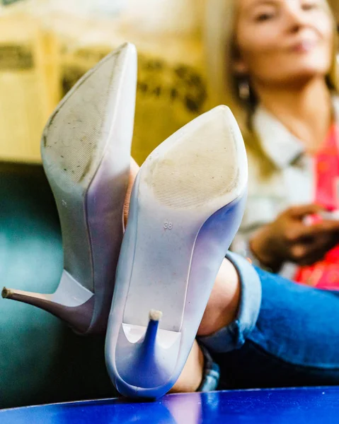 Mujer con zapatos de tacón blanco —  Fotos de Stock