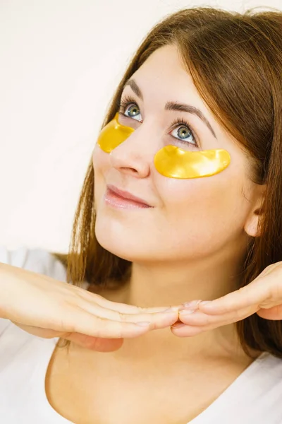 Mulher com manchas de ouro sob os olhos — Fotografia de Stock