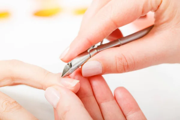 Przygotowanie paznokci przed manicure, cięcia naskórek — Zdjęcie stockowe