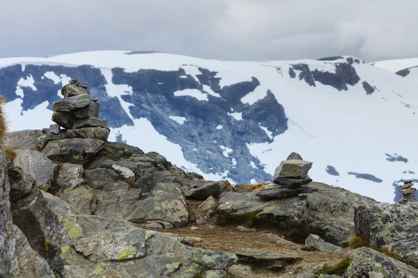 Stone zásobníku a zasněžené vrcholky hor, Dalsnibba Norsko — Stock fotografie