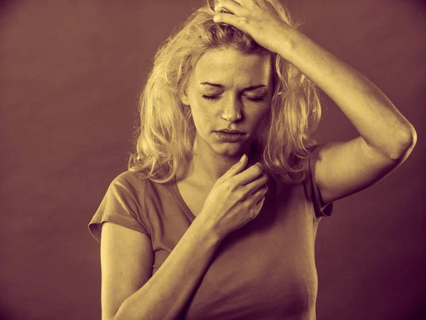 Stressad, frustrerad, deprimerad ung kvinna i smärta — Stockfoto