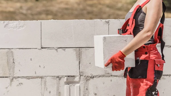 Vrouw die werkt met bakstenen — Stockfoto