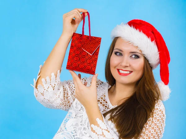 Frohe Weihnacht Frau hält Geschenktüte — Stockfoto