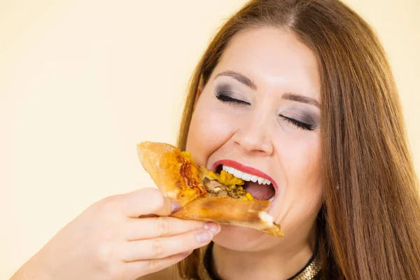 Mulher comendo fatia de pizza quente — Fotografia de Stock