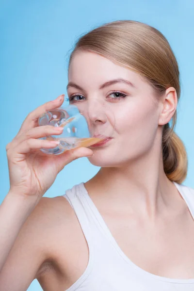 Mujer bebiendo jugo o bebida con sabor a naranja —  Fotos de Stock