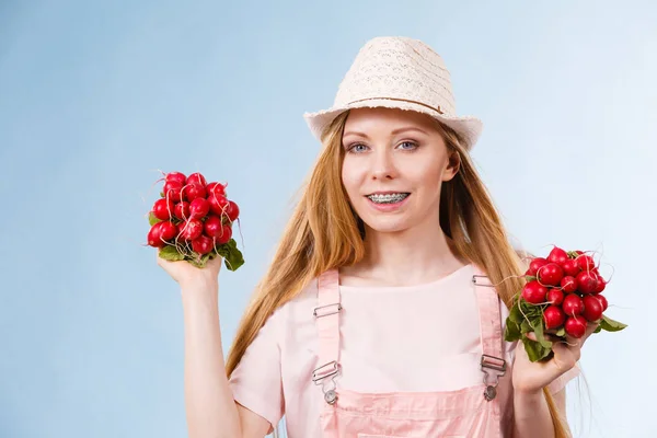 Mujer feliz dando rábano —  Fotos de Stock