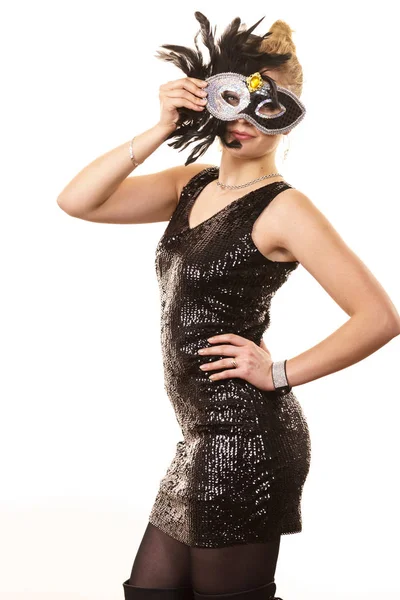 Mysterieuze vrouw dragen carnaval masker — Stockfoto