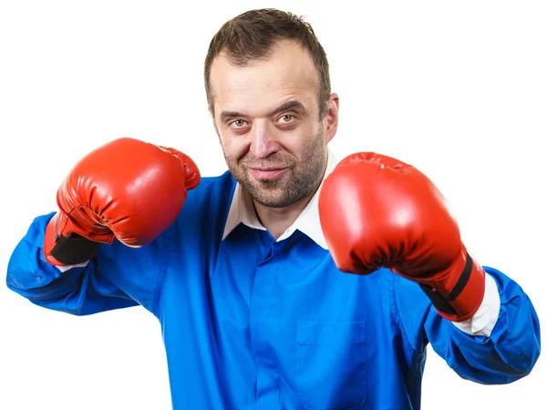 Erwachsener Mann trägt Boxhandschuhe — Stockfoto