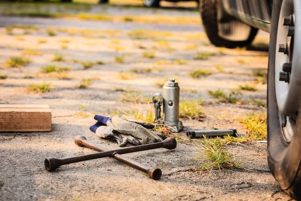 Chave de roda de soquete e jack deitado no chão — Fotografia de Stock