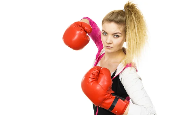 Frau trägt Boxhandschuhe — Stockfoto