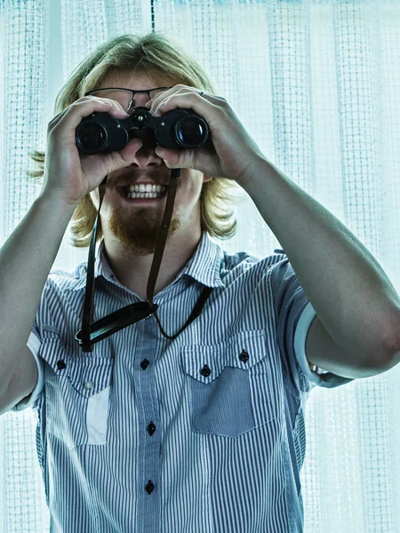 Hombre con prismáticos espiando a vecinos — Foto de Stock