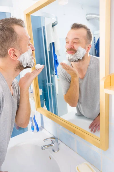 Kille rakar skägget i badrum — Stockfoto