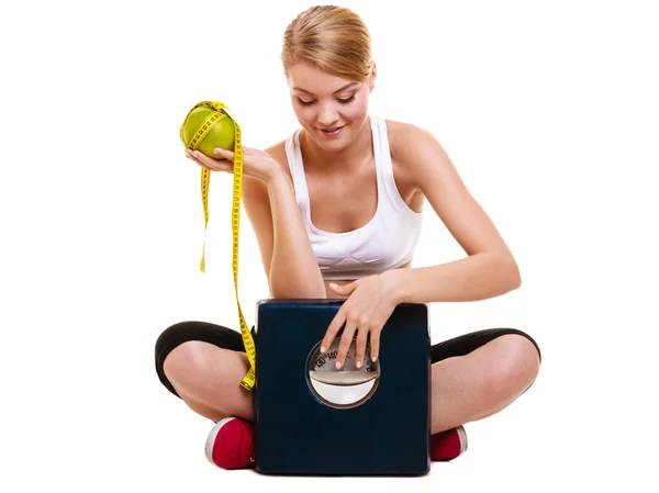 Happy woman with grapefruit and weighing scale — Stock Photo, Image