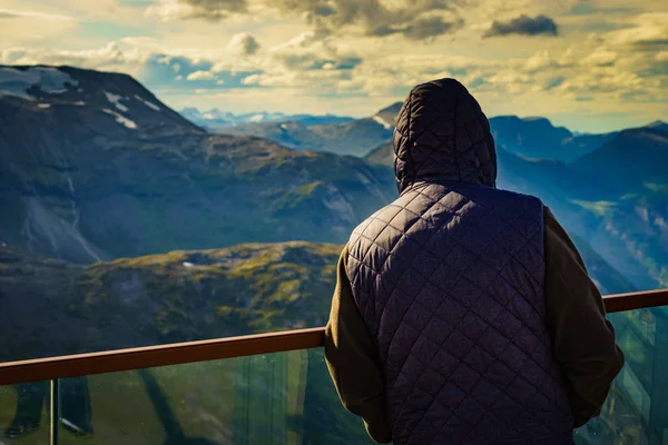 Tourist on Dalsnibba platform, Norway — Stock Photo, Image